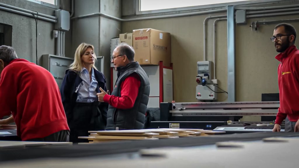 Innovazione e Velocità: La Storia di CEMAB e della Stampa Diretta su Legno con la Mimaki JFX600 2 IMG 66571