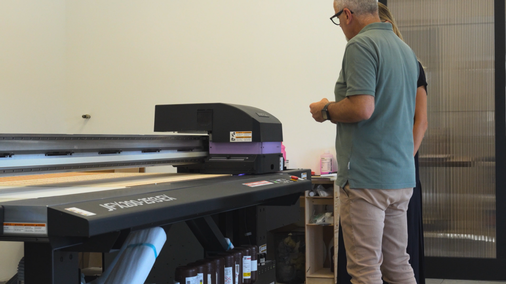 L'arte del legno e l'innovazione: la storia di Multitranciati e la Mimaki JFX200-2513EX 2 2