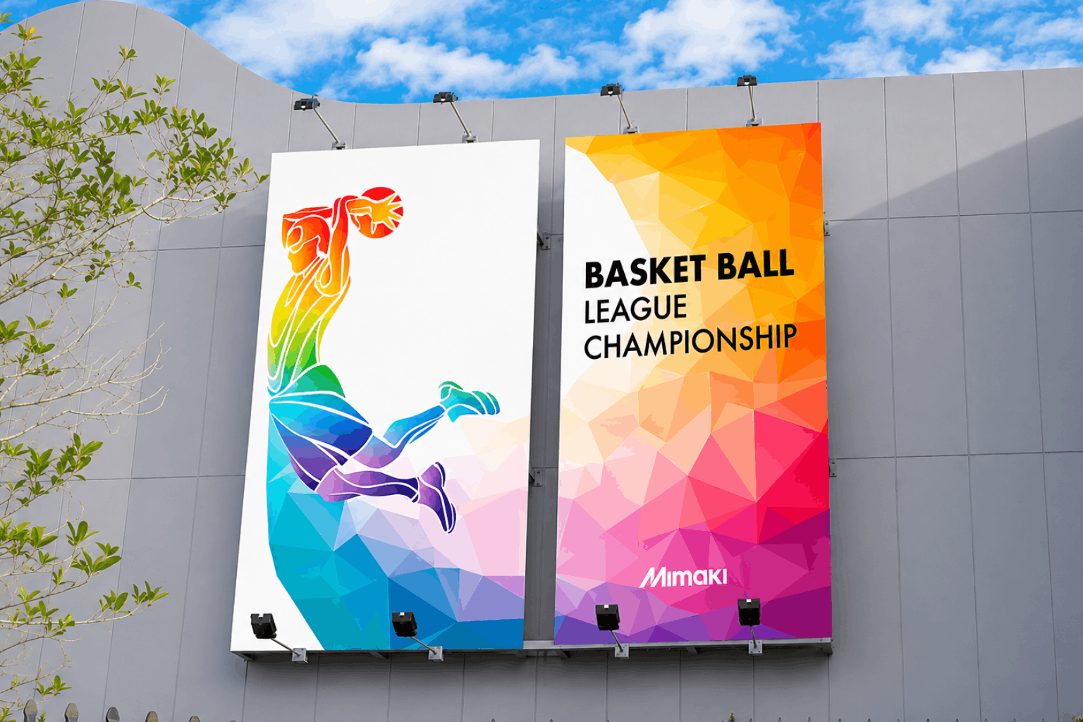 Due banner da basket colorati su una facciata moderna.
